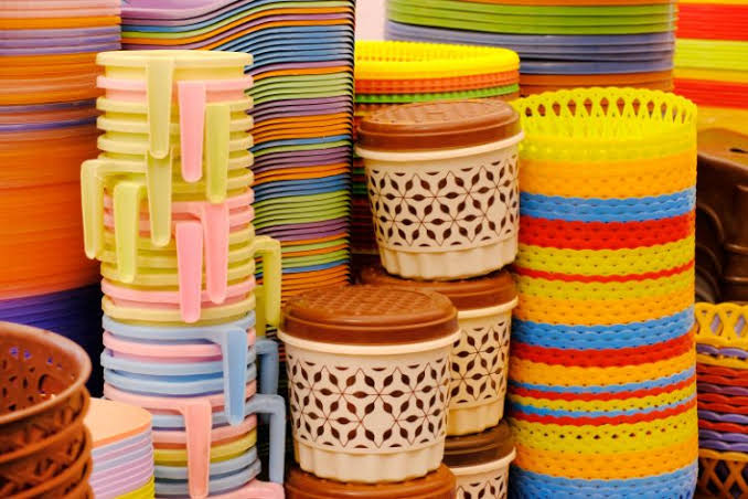 دمپایی و صندلی پلاستیکی